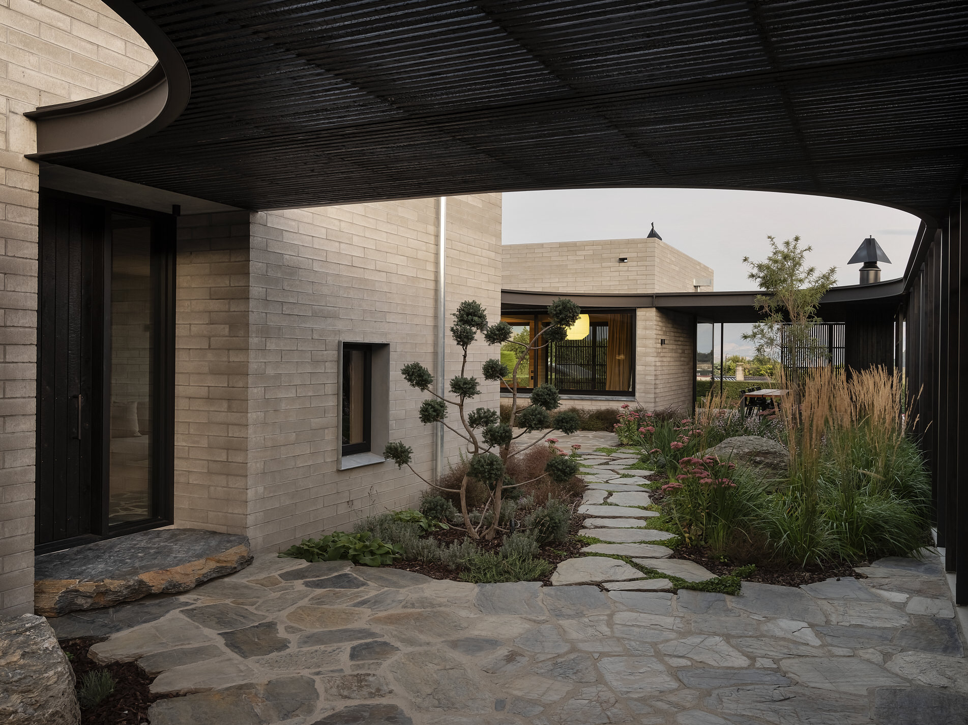 02 Wanaka SKI House Main Courtyard Sam Hartnett 02)