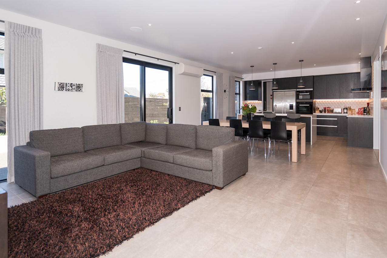 Striking contrast House Image 3