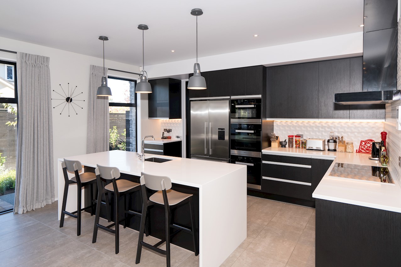 Striking contrast House Image 6