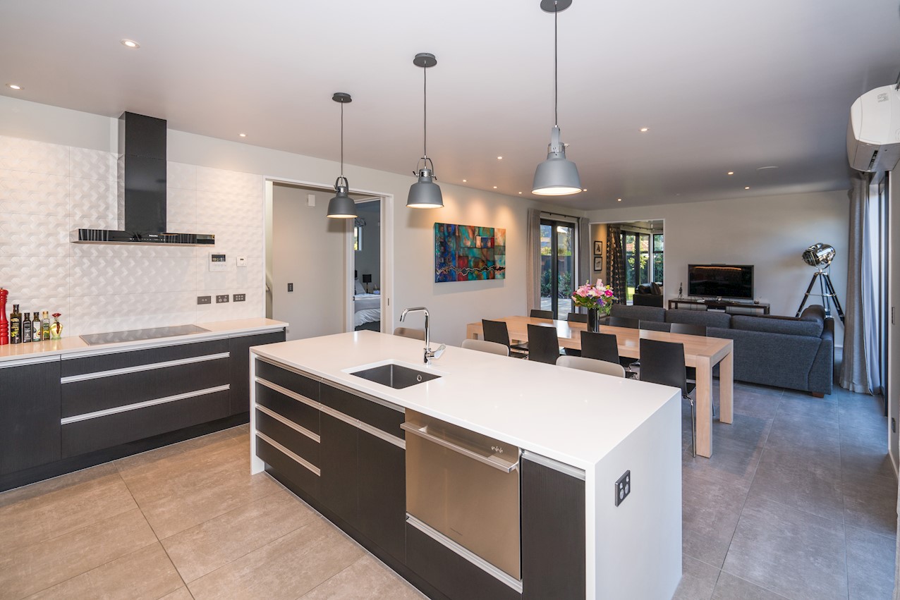 Striking contrast House Image 7