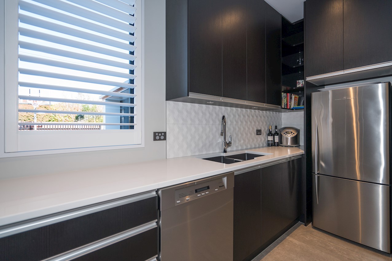 Striking contrast House Image 8