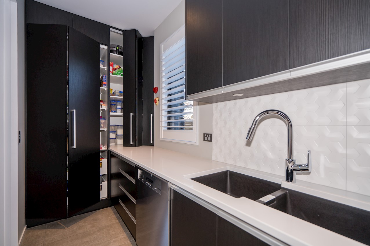 Striking contrast House Image 9