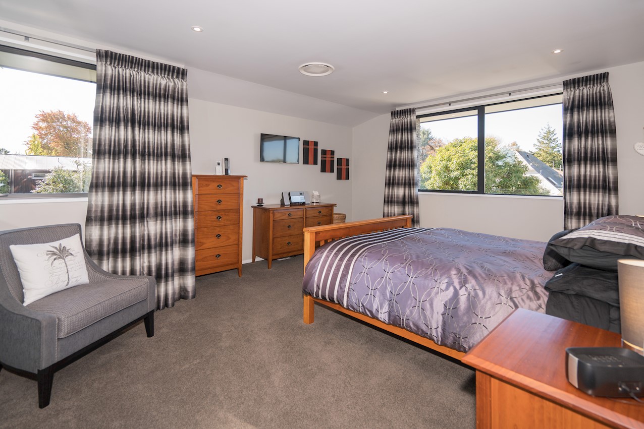 Striking contrast House Image 14