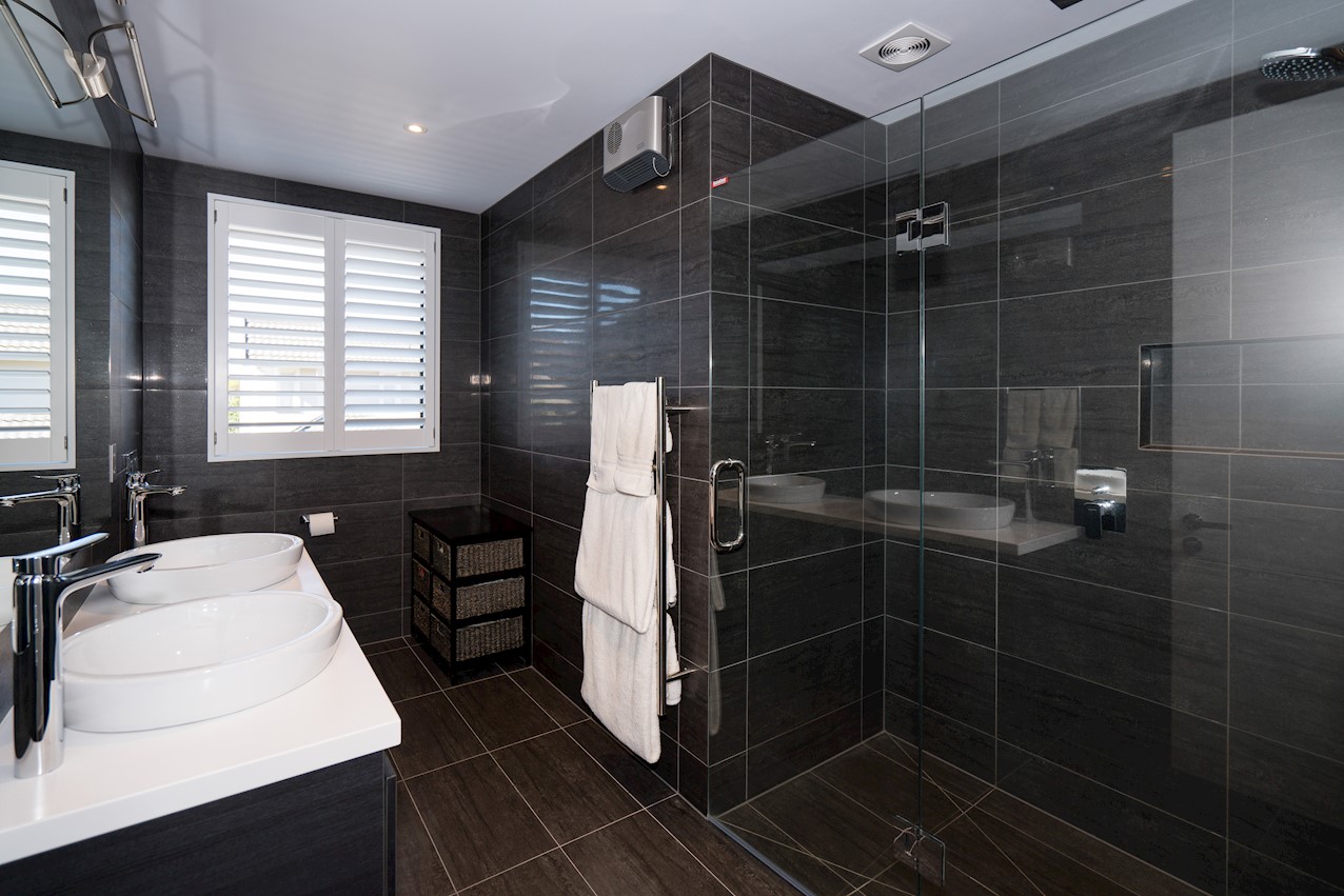 Striking contrast House Image 16