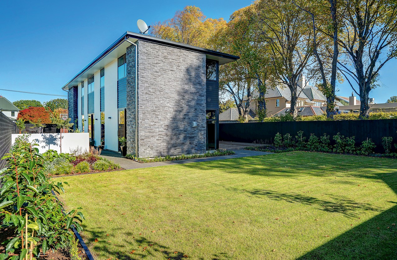 Striking contrast House Image 21