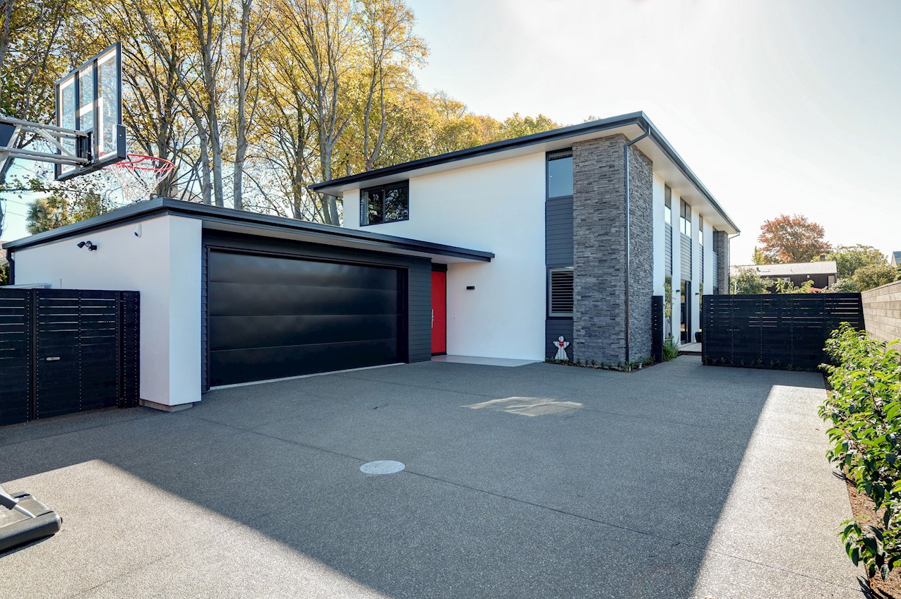 Striking contrast House Image 26